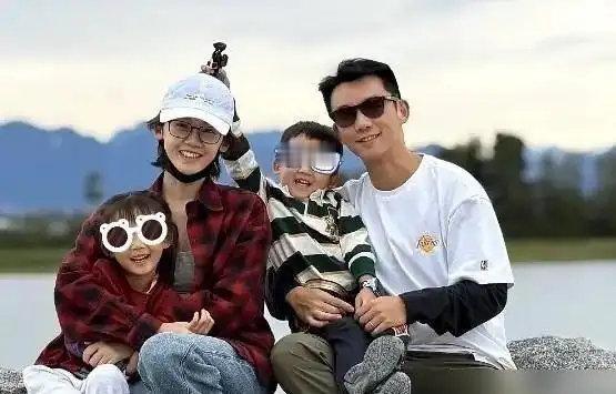 郑恺苗苗被传移民加拿大后发声：一家四口赴温哥华陪读仅一个月，租别墅自己买菜做饭，三女儿留国内陪姥爷照料 ​