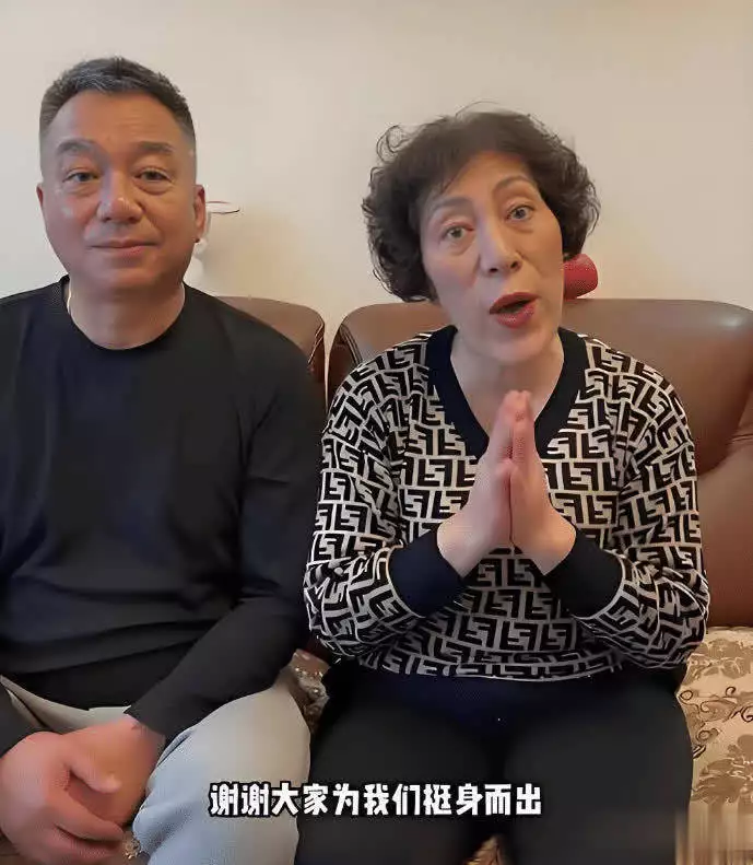 十年生死，最痛的其实不是离别，而是那些被留在原地的人，该怎么熬过漫长的岁月。

今天，乔任梁的父母高彩萍和乔康强发了一条视频，看着无数粉丝从四面八方赶来，带着鲜花站在墓碑前，老两口心里满是动容。他们特意配文感谢了大家：“十年时间，很多东西都变了，但这份心意从来没有变淡。真的谢谢每一位奔赴而来的你们，