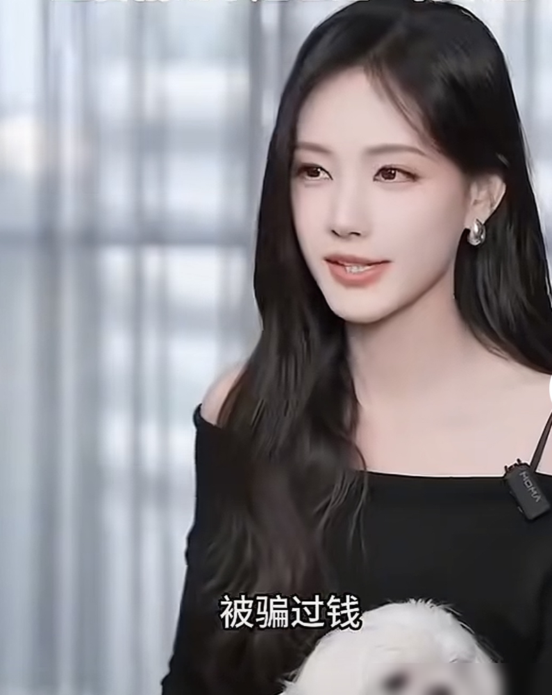 李一桐被熟人借走六七位数，对方说隔天就还，结果钱没了，人也找不着了。
她直接报警。事后在镜头前撂下一句：这辈子不会再借钱给任何人，你们也不准给我借。
她还补了一刀，说借钱这事本质就是欺骗，承诺了隔天还，最后不还，跟骗没区别。
感情上她也栽过，30多岁的人了，总得被骗几次。她说吃一堑长一智，语气