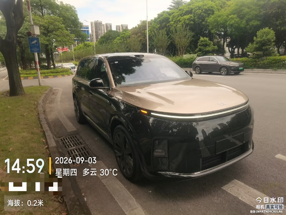 26款 理想L9 Livis 黑金外-棕咖内
加装 电踏-玻璃  包牌过户出
200公里  2天后到郑州  厂家质保
送购置税交强险  原版原漆准新车
支持定金过户后打车款  全款49.68万