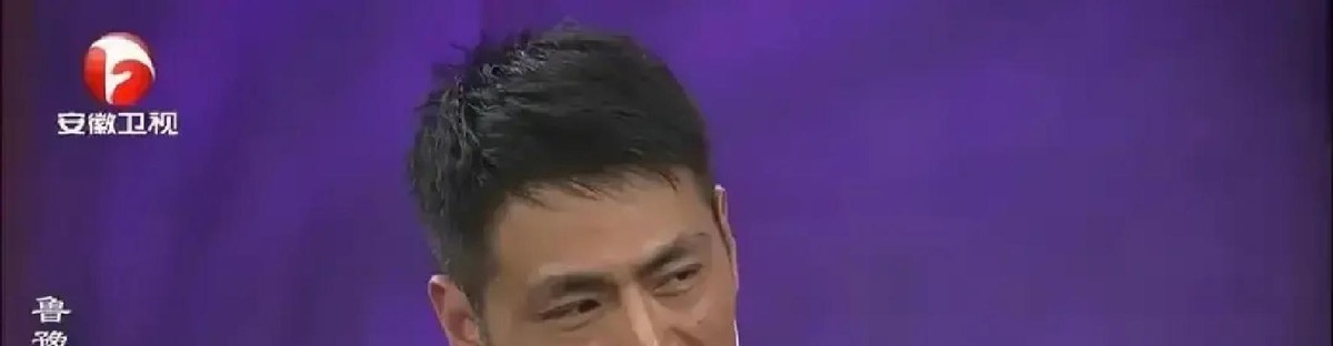 那个当着全国观众的面，被亲闺女指着鼻子喊“花心大萝卜”的男人，私底下居然是个在外面受尽委屈、回家还要系围裙做饭的骨灰级女儿奴

你去看看邵兵闺女邵子娇刚晒出来的近照，估计眼珠子都要瞪出来

刚满22岁的姑娘出落得白净水灵，浑身上下透着一股跟舒淇神似的慵懒高级感。手里攥着纽约大学的文凭，谁还能把她跟当