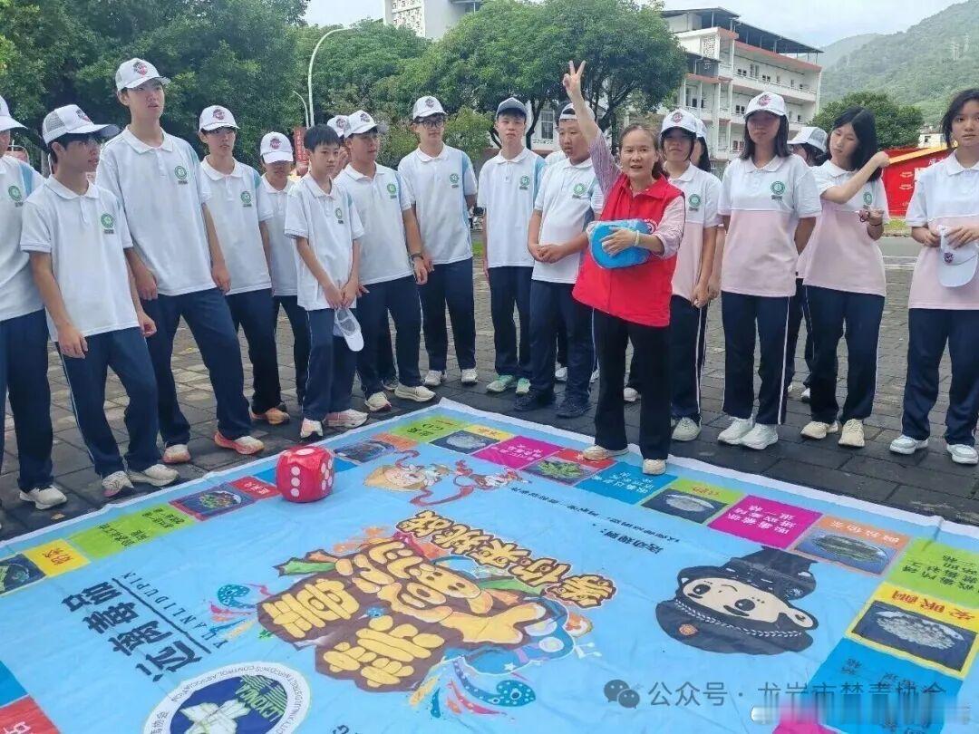【筑牢校园防毒防线 护航青春无毒成长】为筑牢校园禁毒防线，提升青少年识毒、防毒、拒毒意识。近日，福建省漳平市、武平县、新罗区多地同步开展禁毒“开学第一课”主题宣传活动，以多样化、沉浸式的宣教形式，为新学期校园安全稳定筑牢坚实屏障。#你我共参与 无毒向未来# ​