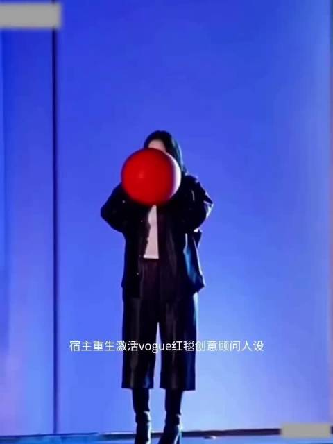 欧阳娜娜堪称VOGUE红毯最忙的人！
台前从容亮相，红毯出场惊艳吸睛；转身立刻奔赴幕后对接工作。
一边是亮相镜头的艺人，一边是把控细节的创意总监，双线切换丝滑，执行力直接拉满，又美又能干✨