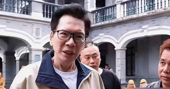 谁能想到以前砸几亿大制作都没砸出水花的向佐，转头拍个竖屏短剧居然彻底赚翻了。
投入两百万左右，短短三个月回款直接冲到七千多万，三十多倍的账面回报，搁谁身上不得愣一下？
向华强亲自跑去横店探班，看完了也不聊什么艺术追求，当场夸儿子这步棋走得太对。在摸爬滚打几十年的老江湖眼里，面子再大，也比不过实打