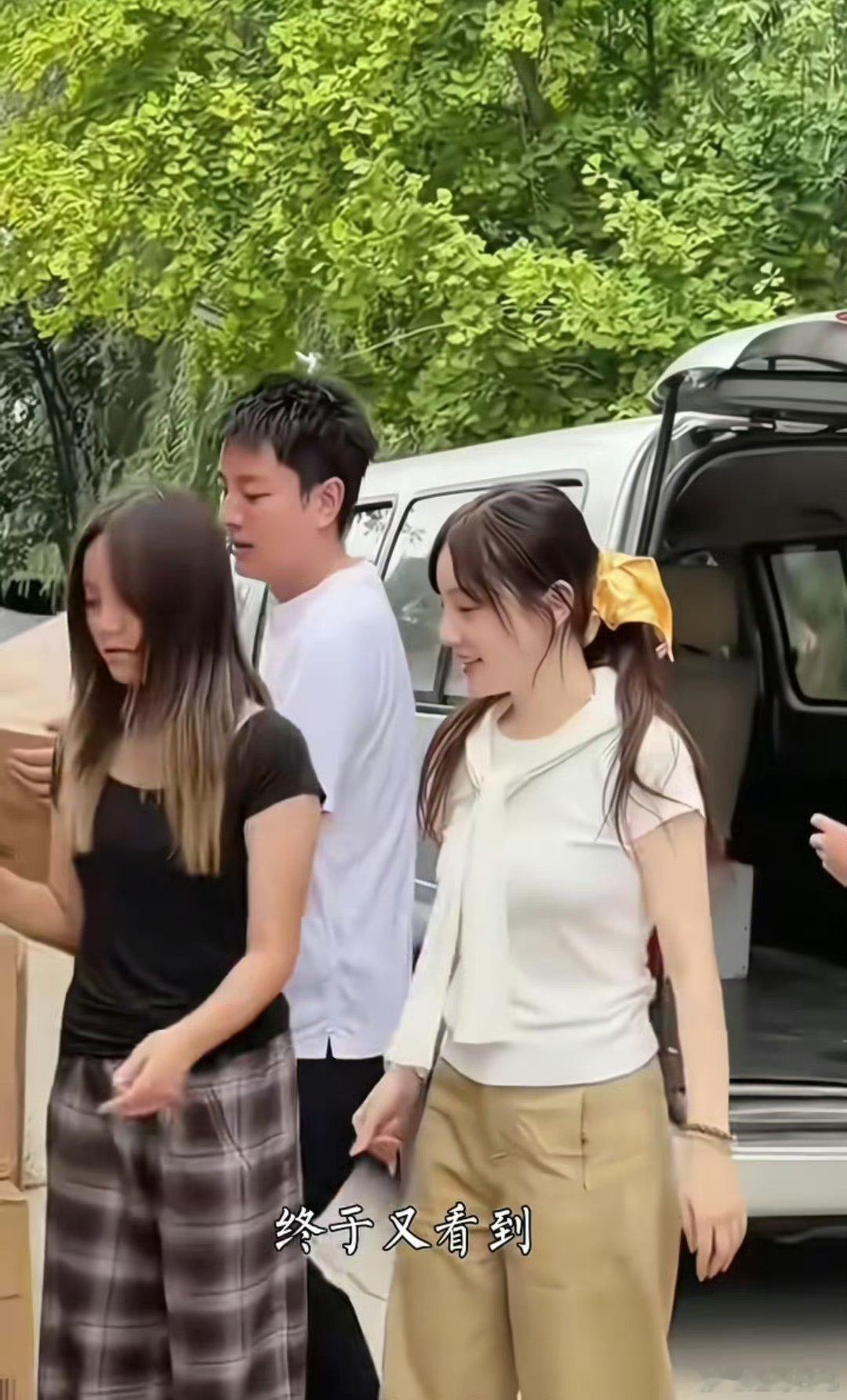 贾乃亮和李小璐同框，一起去做公益，这是双方都没流量了吗？？？ ​