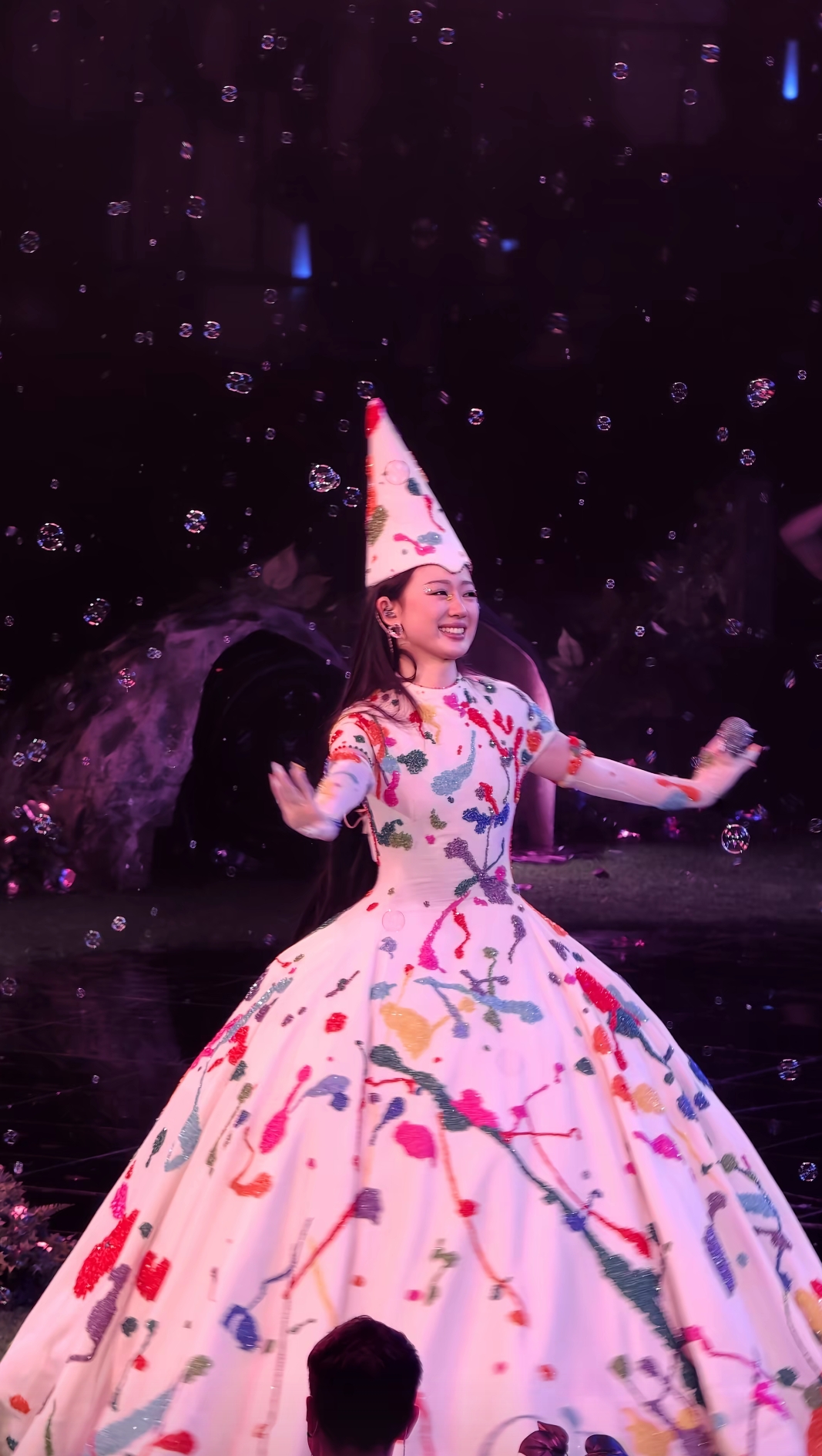 单依纯 朴彩英 双担大湾区电影音乐晚会 演唱会公主裙