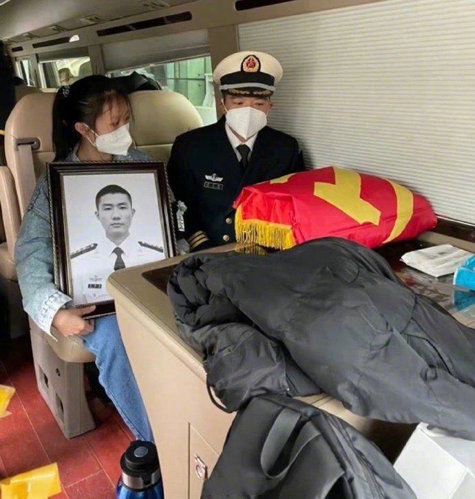 郑福浩，山东聊城东阿籍，海军飞行员；在夜间实战训练时壮烈牺牲，时年仅30岁！[伤心] 
中国无战事，军人有牺牲！ 向英雄致敬[心] ​​​