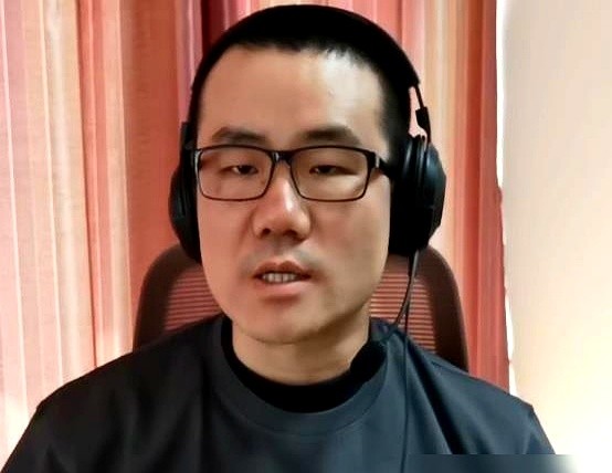 徐静雨说库里再拿一冠，就和乔丹、詹姆斯“三国杀”了。

有人立马把数据甩出来：乔丹6冠6FMVP，詹姆斯4冠4FMVP，都是球队绝对老大。库里呢？4个冠军，只有1个FMVP。前面三个，一个是伊戈达拉的，两个是杜兰特的。

但库里这人，你不能只拿戒指算。他没来之前，联盟怎么打球？全是大中锋在篮下肉搏。