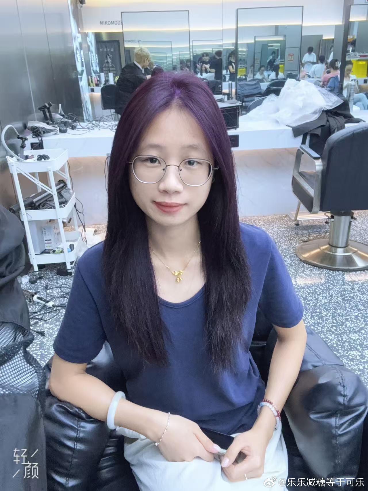 其实我今天还去搞头发了。

半个月之前我就染了一次，但是我发现慢慢的掉色过程刘海和其他部位掉色的样子完全不一样，和我之前的掉色过程也很不一样，我觉得有点奇怪我就去问了Deepseek。

Deepseek给我的答复就是：染发的时候就没有染好，所以刘海部分和其他部分的掉色情况不一样。

我今天和托尼据理 ​