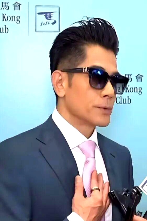 9月26日晚，郭富城“ICONIC Tour”世界巡回演唱会深圳站火热开唱。
 

互动环节，台下有粉丝喊自己生了四个孩子，惊得郭富城当场瞪大眼睛。
 

对方紧接着透露是三男一女，还当面起哄劝他“一定要生个儿子”。
 

郭富城下意识看了一眼台下的妻子方媛，赶紧连连摆手笑着回应：“随缘啦，我已经很