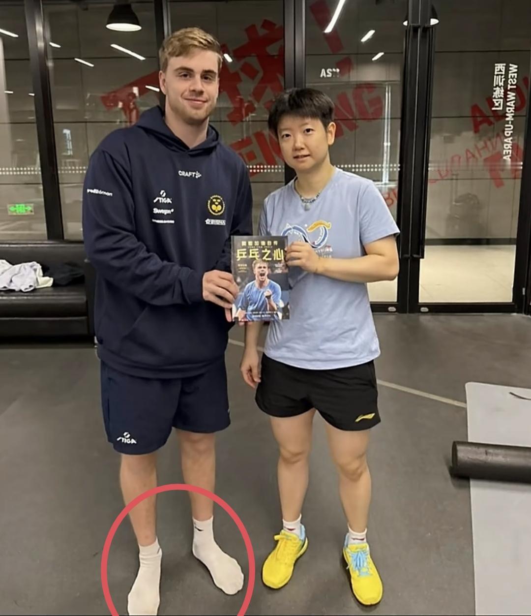 笑死了，
不知道大家发现了没？
莫雷加德和孙颖莎拍照的时候，竟然没有穿鞋子。
 
这次他来到国乒训练馆，专门带上自己中文版的自传《乒乓之心》来找孙颖莎合影。
为了缩小两人的身高差，拍照直接把球鞋脱掉，只穿白袜子，不想照片里的身高差距看着太夸张。
 
赛场之上，两个人是全力以赴比拼的对手。私下见面，却