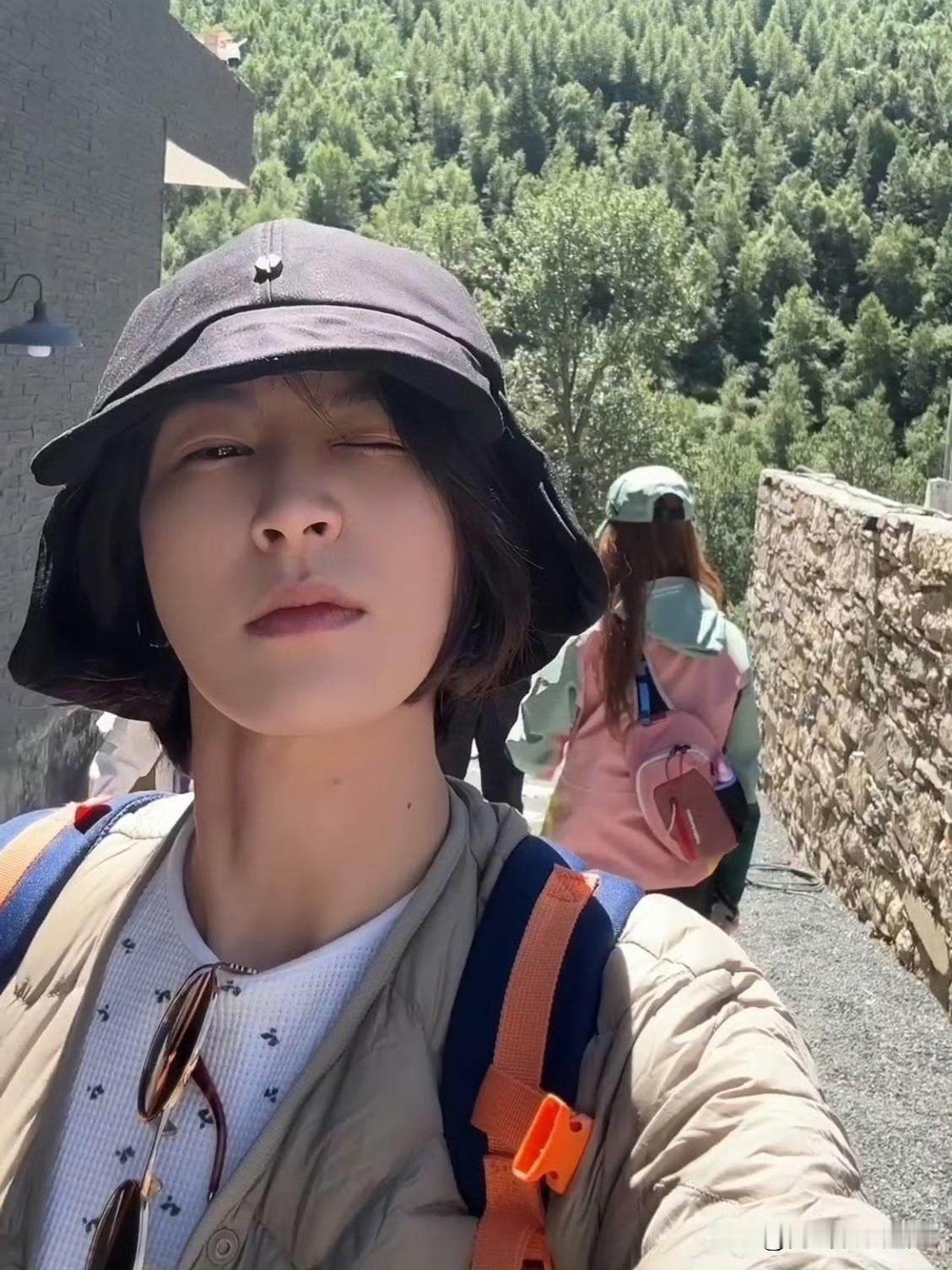 曾沛慈川西自驾vlog，画面太治愈
家人们谁懂啊！刷完这整条vlog我直接被种草。
她开着车沿着盘山公路慢慢晃，随手拍的雪山、草甸和路边的牦牛，连风里都裹着自由的味道，看完立刻想订车票出发。
你自驾去过最让你难忘的小众路线是哪条？评论区唠唠！