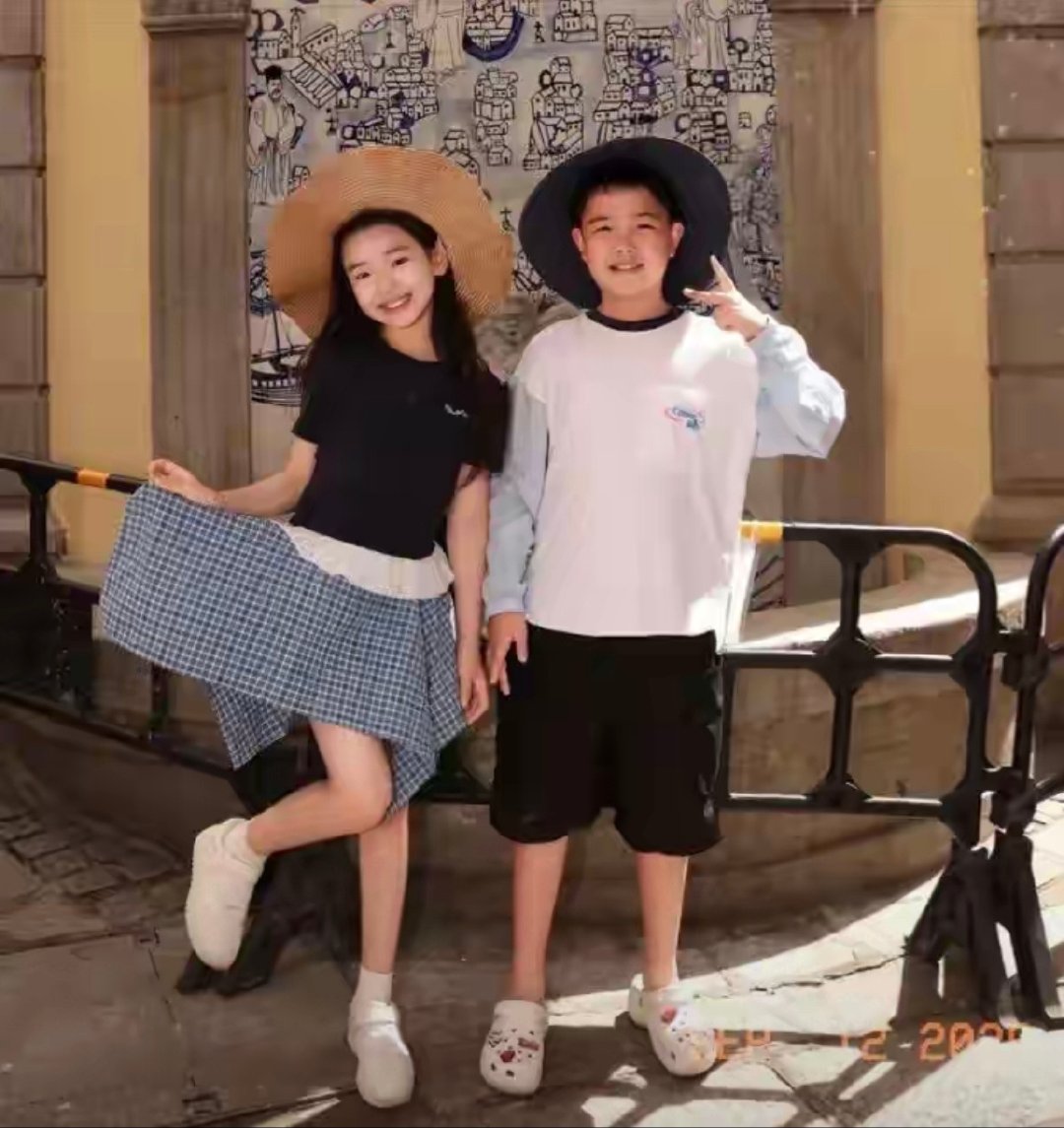小酒窝机场被偶遇，透露陈思诚儿子已转学，言语中显不舍 ​