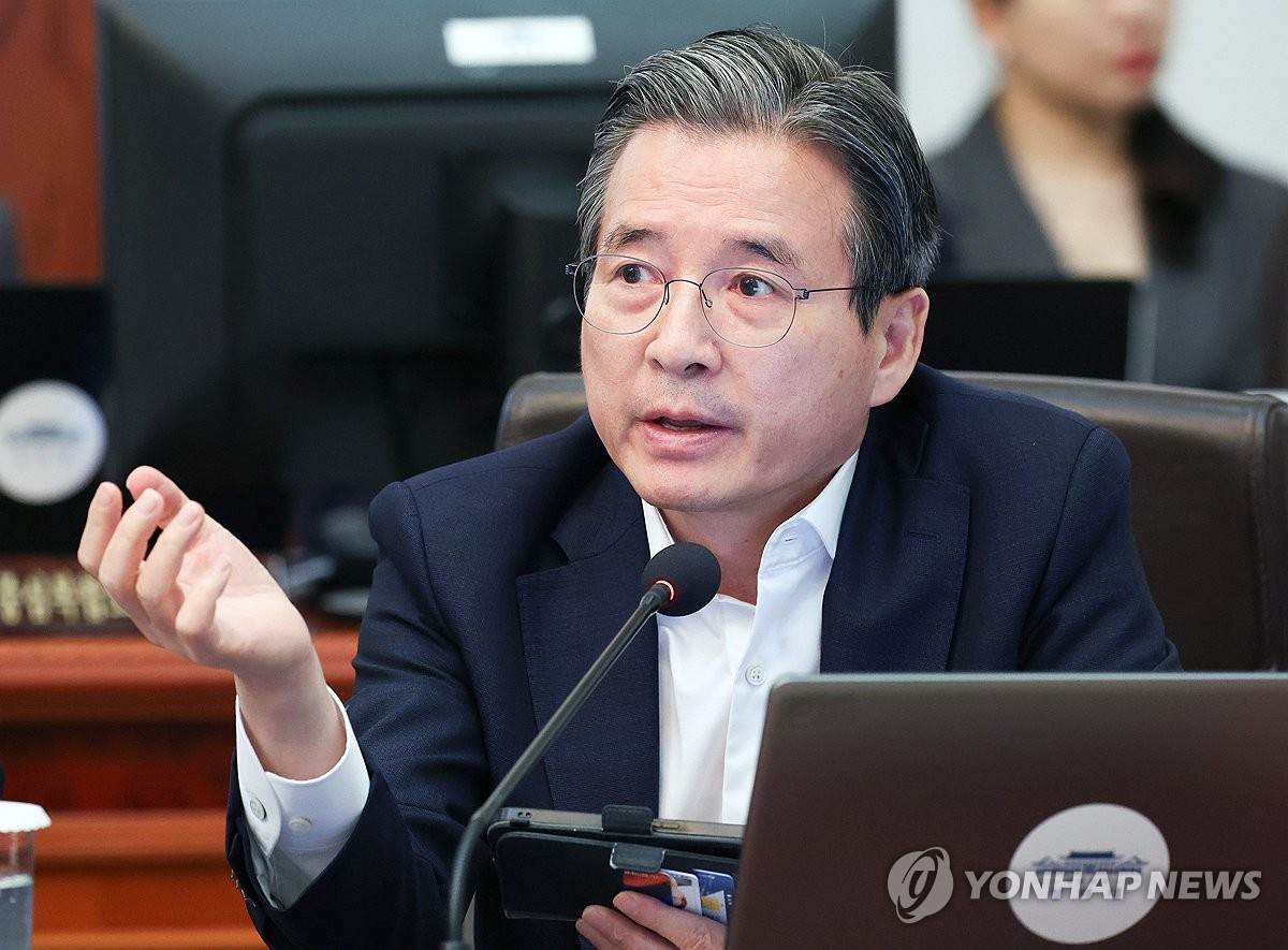 韩国股市动荡的第一个直接牺牲品：金容范

韩国总统府青瓦台政策室室长金容范昨天辞去政策室长一职。他在李在明政府内担任这一职务约15个月。

青瓦台首席发言人姜由桢当天表示，金容范8月31日递交辞呈，总统李在明当天予以受理。韩联社称，有观点认为金容范辞职可能与股市个股杠杆ETF上市引发金融市场 ​