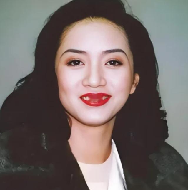 梅艳芳离世后不久，她的主治医生在一次采访中说道：其实她的病原本有可能治好的，但就因为一件事，却让她放弃了治疗

2003年12月30日，香港演艺圈失去了一位传奇人物。梅艳芳因宫颈癌并发症离世，年仅40岁。消息传出后，无数歌迷难以接受，那个曾经站在舞台中央、用歌声陪伴一代人的“百变天后”，就这样离开了