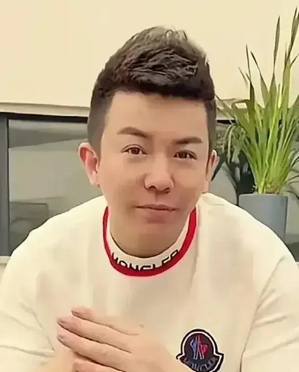 清醒的抠，才是草根最硬的护身符！
舞帝利哥最近回应“抠门”质疑，把底牌亮得很彻底：11岁吃大饼子、母亲因无钱治病离世，这种穷出来的痛感让他对钱极度敏感。
可说他抠，他大额公益捐款上百万，沈阳大剧场说开就开；说他大方，他对自己和公司近乎苛刻，绝不为无意义的面子买单。
在靠虚荣和炫富堆起来的网红圈，不好
