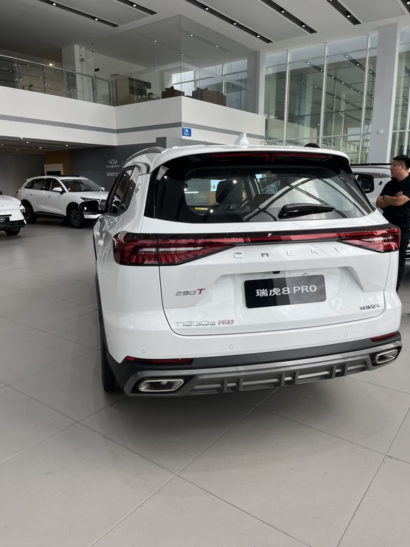 🚗宝子们，今天要给大家分享一款超棒的车——2025款奇瑞瑞虎8 Pro！
外观时尚大气
新款瑞虎8 Pro的外观太吸睛了😎！前脸超大尺寸的点阵式格栅搭配贯穿式LED日行灯，气派又时尚。车身线条流畅，肌肉感十足，开在路上回头率超高。而且它还有多种颜色可选，不管你是喜欢低调的黑色，还是张扬的红色，都能找到心仪的颜色。
内饰豪华舒适
车内双12.3英寸的悬浮式大屏超吸睛，屏幕清晰度高，触控反应快。Nappa真皮座椅包裹性很好，柔软舒适，久坐也不累。还有50W手机快速无线充电，即放即充，超方便。“金耳朵”大师级调音与高端8扬系统，带来沉浸式的音乐享受。
空间宽敞实用
2710mm的轴距，让车内空间非常宽敞。5座和7座的布局可选，满足不同家庭的需求。第三排座椅放倒后，后备箱能形成2000L的超大空间，装下冰箱、洗衣机都不在话下，全家出行或装载大件物品都毫无压力。
动力强劲省油
有1.6T和2.0T鲲鹏动力可选，2.0T发动机最大马力254匹，峰值扭矩390牛米，匹配奇瑞自研孚祯BAT变速...