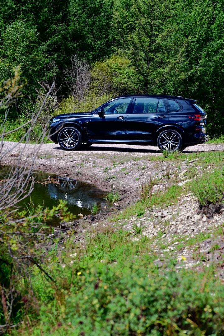 27年前，BMW X5以“豪华运动型多功能车（SAV）”开创者的身份横...