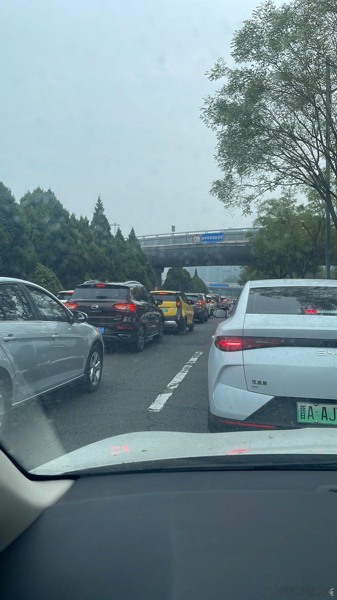 #随手拍#节日将至的早上，久违的堵车，焦急的打工人 ​