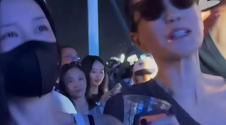 谢霆锋戴了13年的情侣手镯，最近公开露面都摘了，刚好撞上王菲和异性兄弟同框看演出。

这个兄弟叫Ryan，陈粒的助理，跟王菲认识很多年。现场有人拍到，Ryan喝完酒后，手搭在王菲肩膀上，嘴贴着她耳朵说话。

照片传上网，网友炸了。

有人说，再熟也不能公共场合这样，拿认识久当挡箭牌太恶心。有人说，谢
