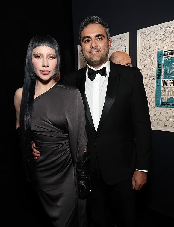 Lady Gaga 一直是舞台上大胆张扬、风格极具冲击力的艺人，谁也没想到，在万众瞩目的演艺事业之外，她心心念念的人生新篇章，是做一名妈妈。
最新曝光的出生证明揭开了消息细节，她与未婚夫迎来了女儿，取名罗斯・宾。小宝宝在六月于洛杉矶知名的西达斯西奈医疗中心出生，这家医院也是不少好莱坞明星选择生产的地
