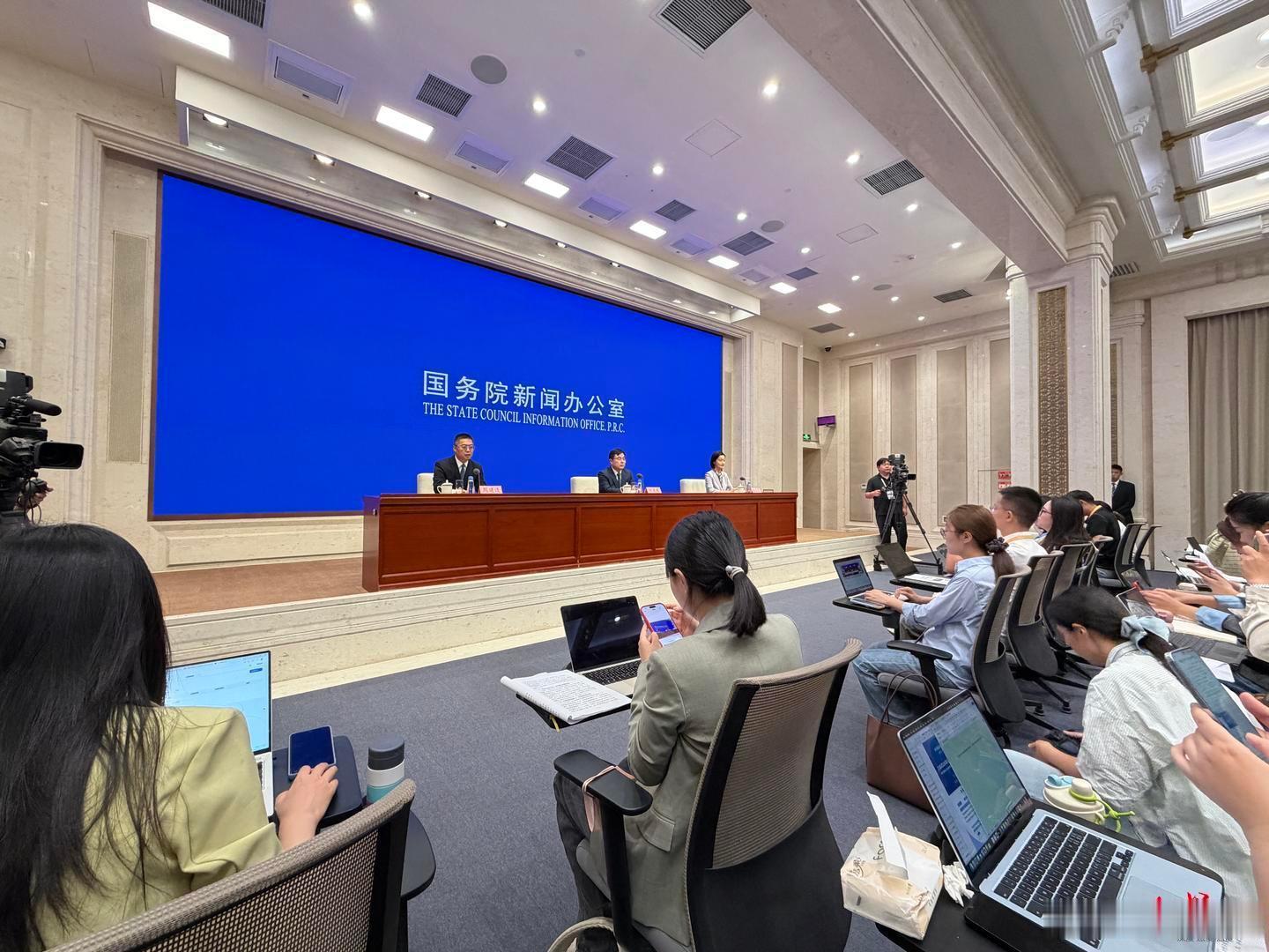 【#我国人形机器人出货量全球占比达97%#】9月15日，国新办发布会介绍8月国民经济运行情况。国家统计局数据显示，我国人形机器人出货量全球占比提升至97%。
8月我国规模以上工业增加值同比增长5.2%，工业经济稳中有升。新动能表现亮眼，对规上工业增长贡献率超六成；装备制造业增加值同比增长12.1%，工 ​