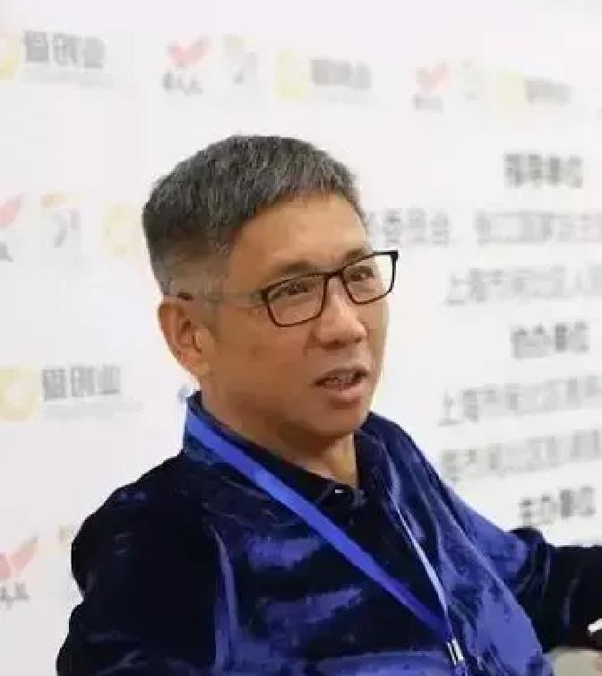 上海首位劳斯莱斯车主如今栽了，掌门人刘海川的核心平台华路集团被法院受理破产清算。

说起上世纪上海那些暴富故事，刘海川肯定在榜单上。曾经第一辆劳斯莱斯的光环，曾让他成了坊间话题人物；现在看着华路集团走到这一步，心里既感慨又有几分唏嘘。

刘海川出身南汇的一个普通农家，早年当过工人，靠着勤快在1984