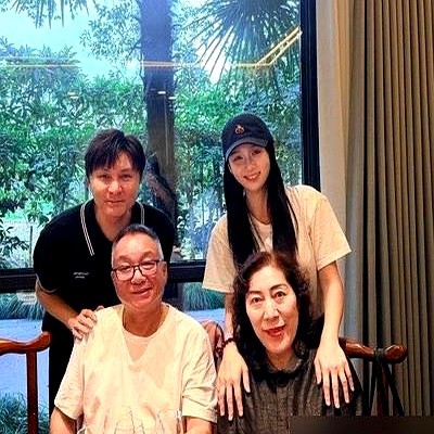 人走茶凉见多了，连续十年没断过一次的，娱乐圈找得出第二个吗？

10月15日是乔任梁39岁冥诞。陈乔恩拉着老公艾伦，还有朱桢，又去陪乔爸乔妈吃饭了。桌上依然摆满乔任梁生前最喜欢的粉色花，合照里她一把搂住二老的肩膀，三个人都在笑。

乔爸感慨这丫头太念旧情，乔妈直接说早就拿她当亲闺女。

早年网上翻旧