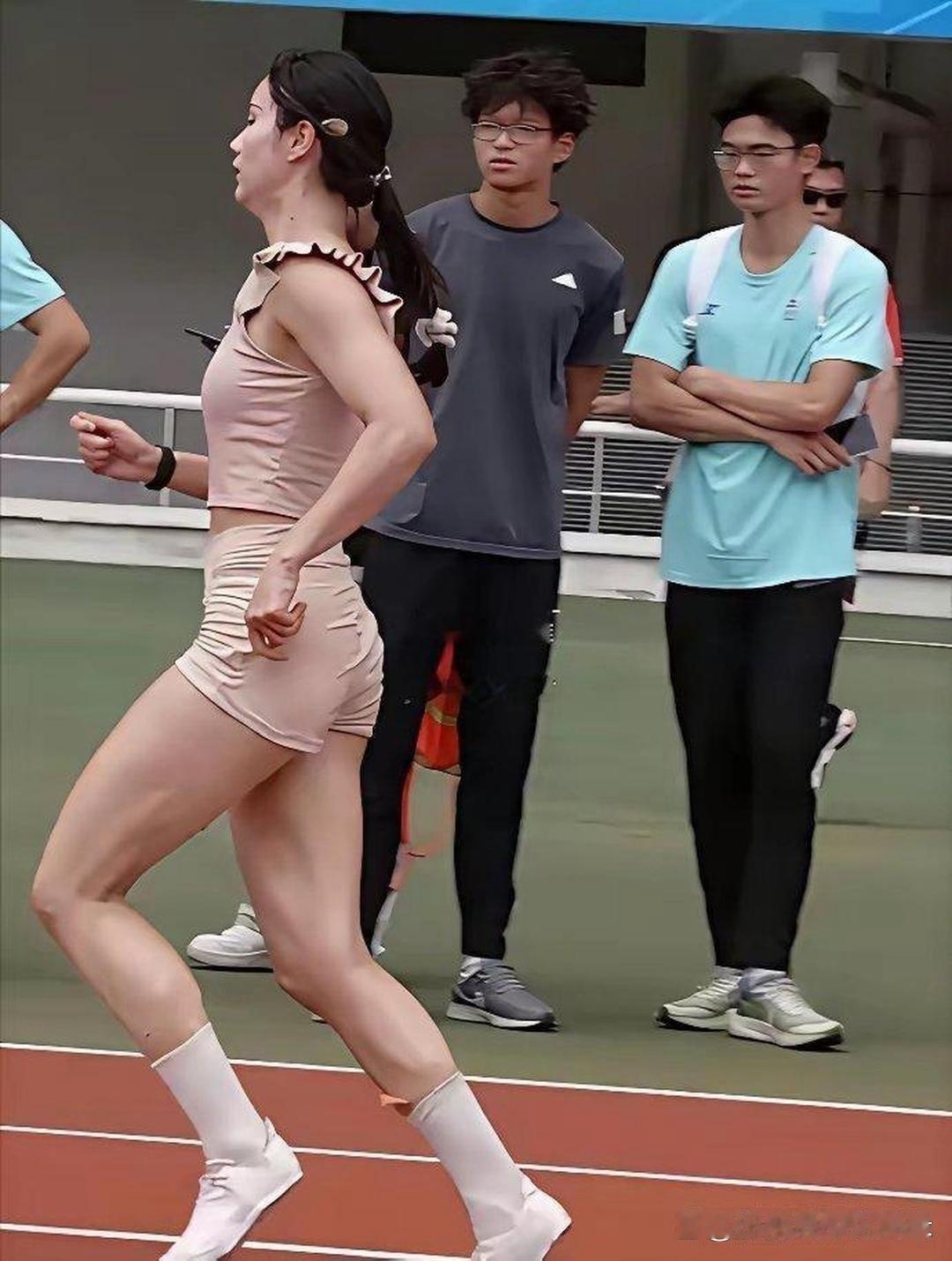 她要学学吴艳妮，现在名气指定是体育巨星那档子水平了。 ​​​