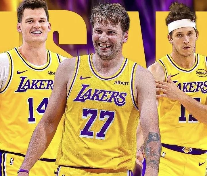光看这一场，斯台普斯中心喊争冠不奇怪。但同一天The Athletic的赛季前实力榜，湖人排在第10，第二梯队。前面隔着雷霆、尼克斯、活塞、猛龙、马刺五支争冠级别的队。赢了一场球，排名没动。
这场赢球，赢在了勇士没有中锋
凯斯勒12投全中，得拆开看对手是谁。勇士这场的内线配置，从对位上看，没有人能一