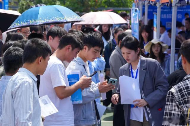 #热点观察#【青年人的求职诉求改变了?】以往毕业生择业多以高薪 快速晋升为首要目标,愿意为职业成长承受高强度工作压力,而新一代青年生存压力相对减轻,更注重个人感受与生活品质,自我诉求表达更为直接,对岗位的综合素质期待全面提升 即便互联网大厂 新兴企业开出优厚薪酬,也常常因工作时间过长 职场压 ​