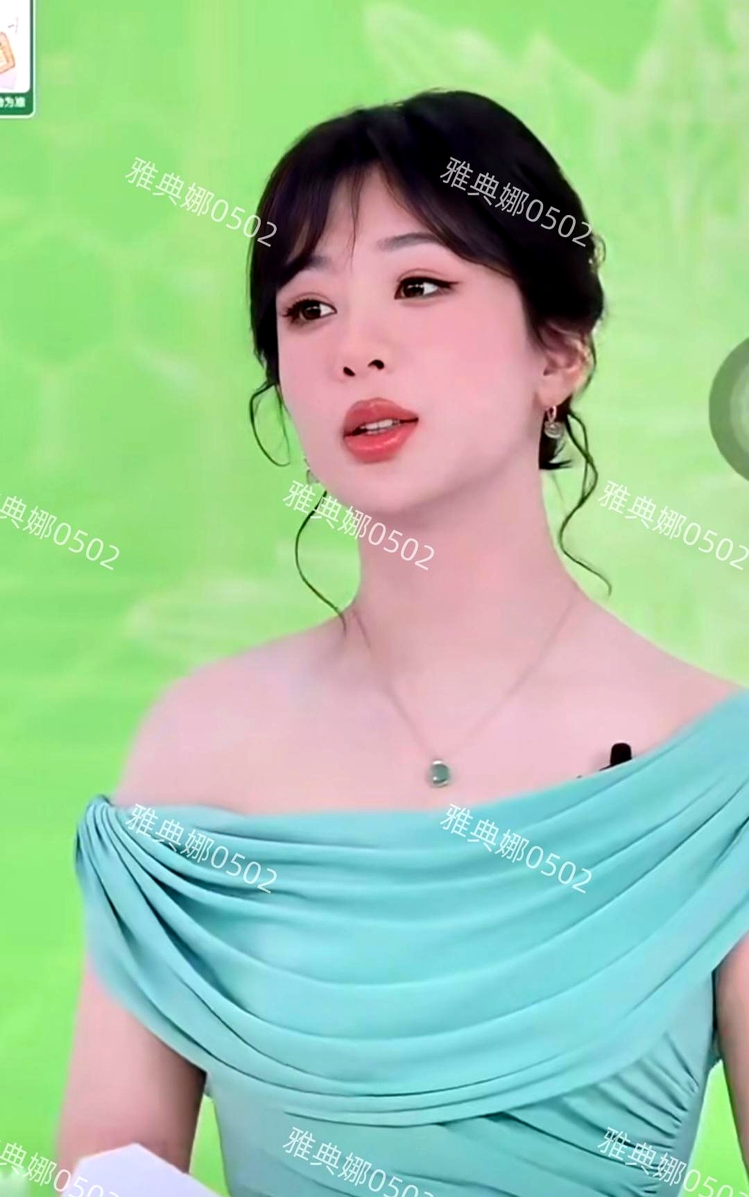 杨紫昨晚直播一露面，不少人第一反应不是看状态，而是盯紧了那张又变了样的脸
 

原本挺端正讨喜的一张国民脸，非要安上韩式嘟嘟唇，嘴唇鼓得大了一圈，鼻孔缩得连正常喘气都看着费劲，五官原本的灵气全被这股紧绷感给吞了
 

快35岁的人，手里握着大把爆款剧，国民度数一数二，偏偏在审美上陷在流水线怪圈里出不