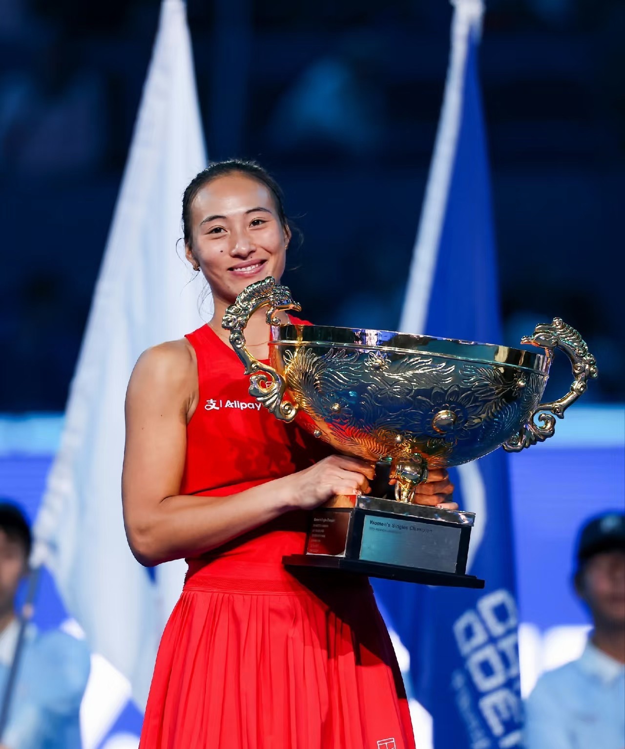 郑钦文女王👸退出武汉网球公开赛

[心]郑钦文官宣右肩伤势退出武网
我相信，大多数球迷都会希望、理解她退赛，中网肉眼可见的累，开赛前肩膀也确实一直在按摩治疗，加上咳嗽一直不断；我双手支持。武网真的做的有点过分了！

她需要休息，真的不要再受伤了。#郑钦文连续两年缺席武网# ​