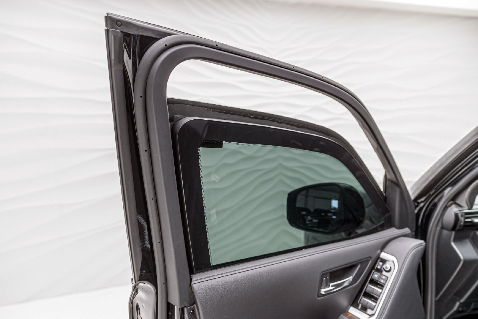 #防弹车[超话]# Toyota Land Cruiser 300防弹车，防弹等级B6。 ​