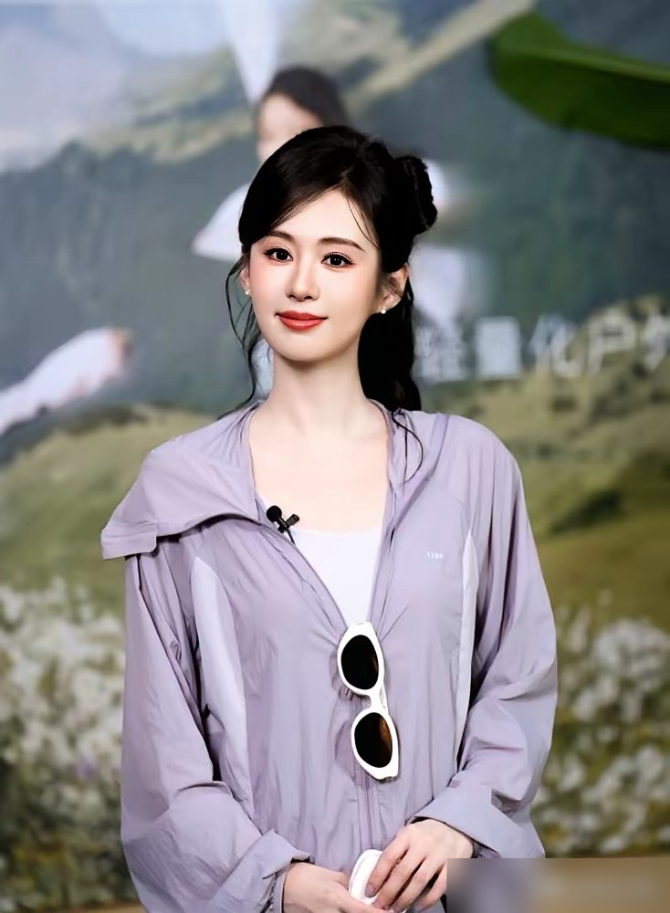 郑合惠子不红，导演当年一句你是日本人吧，直接把她简历扔了。
就因为这名字，她跑了11年剧组，错过多少戏，没人算得清。本名，不是艺名。郑是父姓，合是母姓何的谐音，惠是贤惠，最后那个子，是爷爷觉得仨字念着别扭，硬加上去的，盼她像男孩一样扛事。
她在《兰香如故》里演杜翠雀，台词、眼神全在线，吊打一堆流