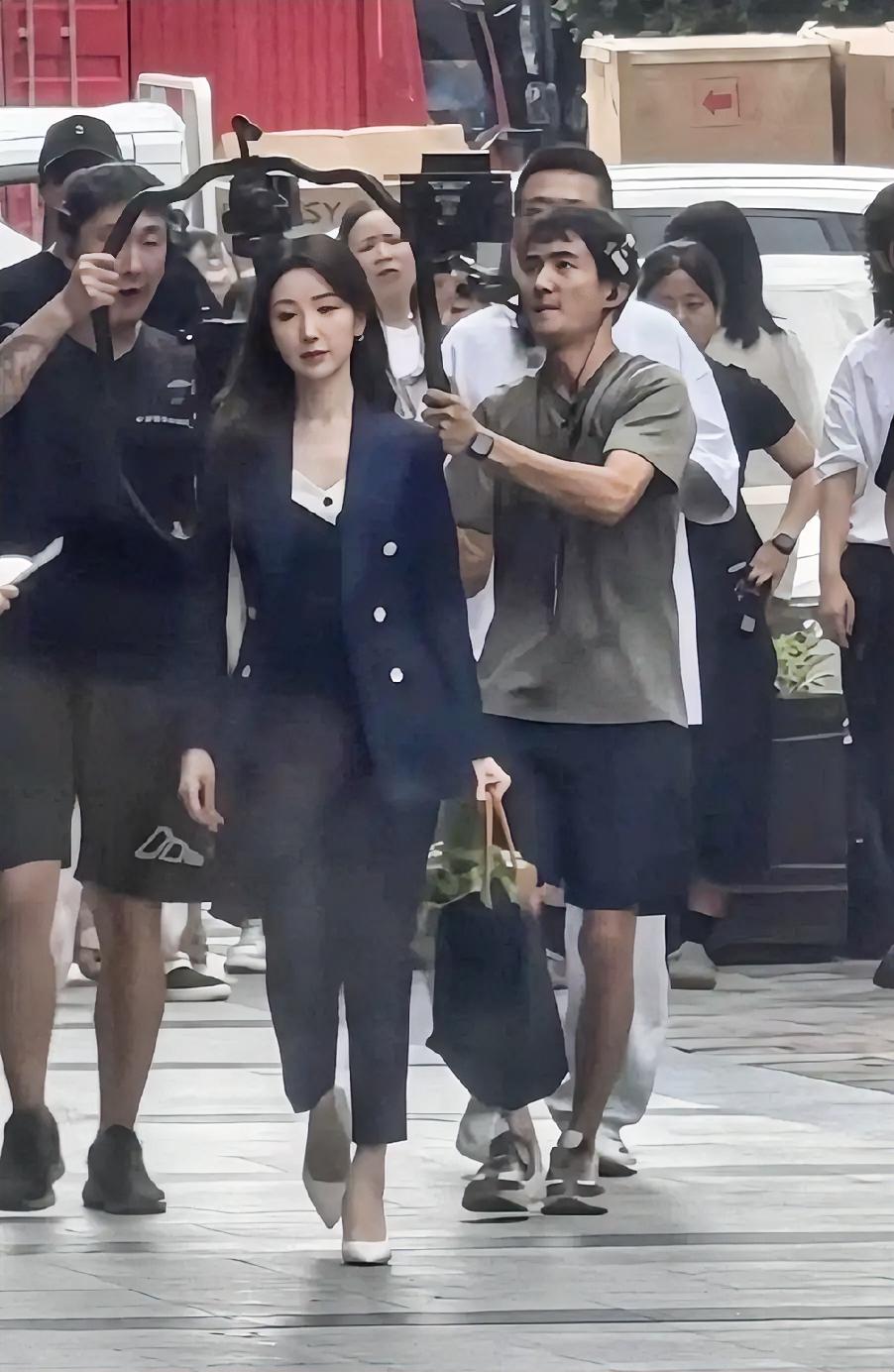 毛晓彤她走的每一步都不白走，可以说是:步步生钱啊