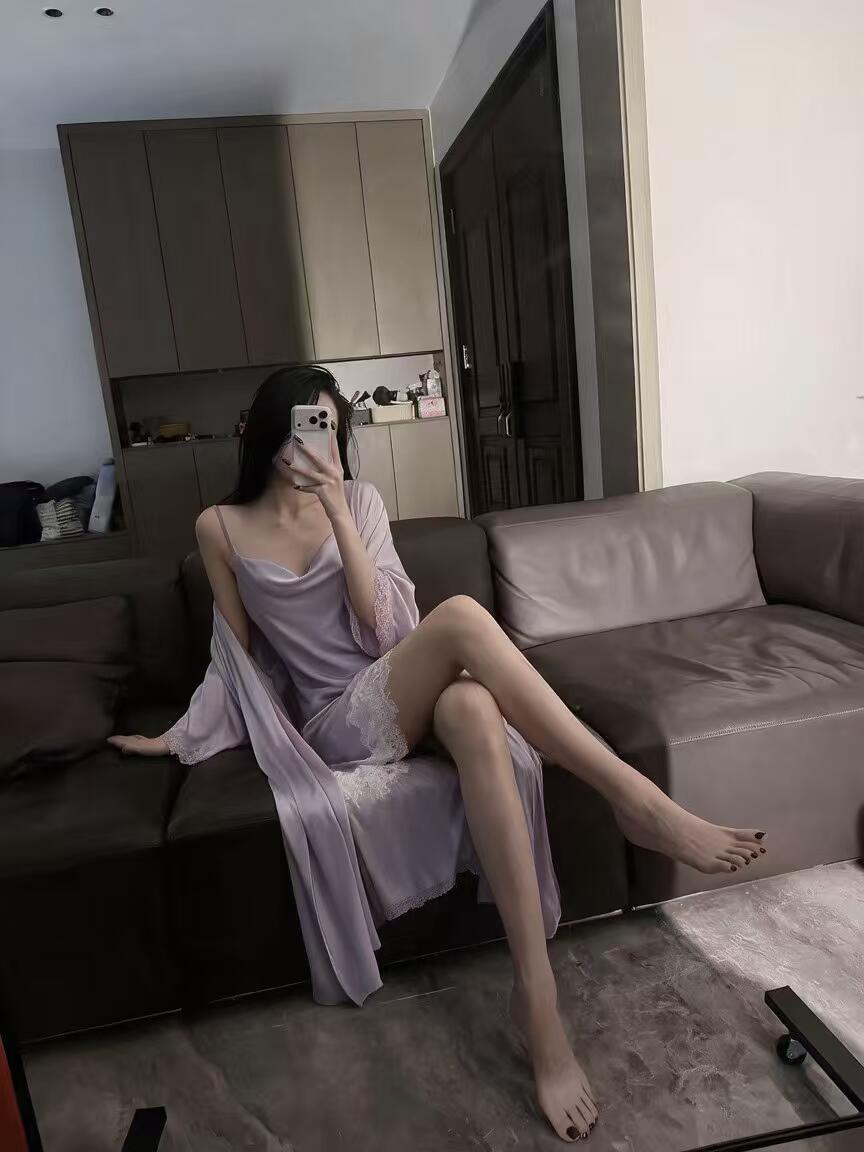来，上沙发～紫色睡裙💜 ​​​