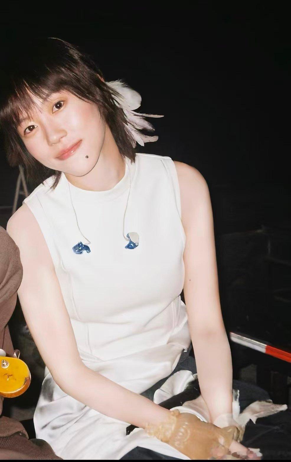 #谁懂窦靖童台上台下的反差感# 她的声线很奇妙，既有王菲式的空灵婉转，又带着窦唯的摇滚随性，在不同舞台上，展现出完全不一样的音乐面貌。 ​
