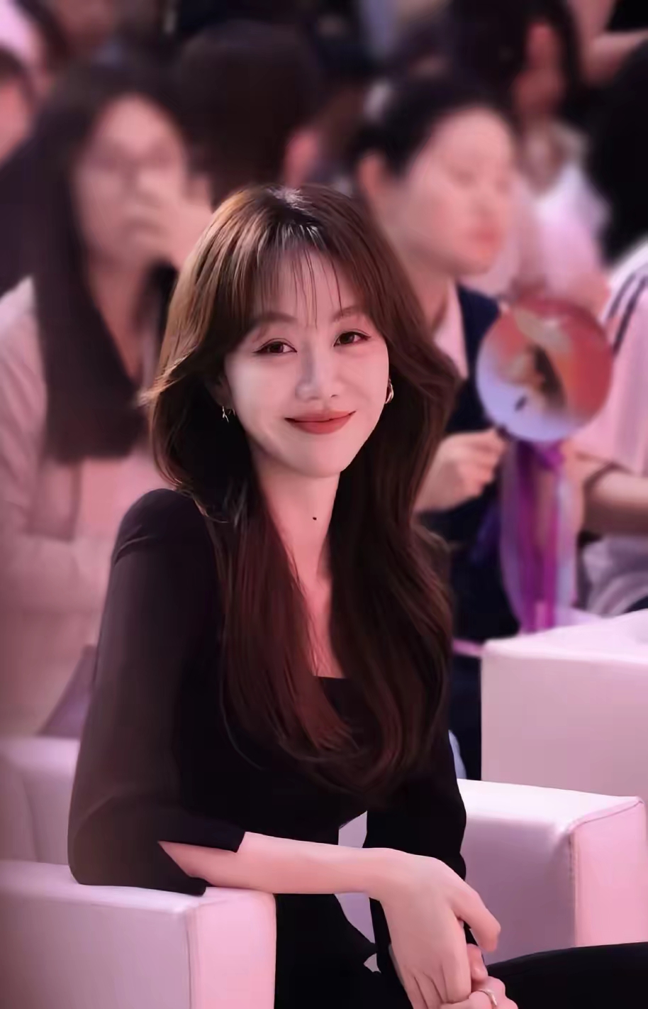 我表姐是一个演员的助理，

她见过姜妍

她回来偷偷跟我说，她说姜妍是她见过真人，能让人一下子就愣住，好惊艳的美女。

表姐这人平时不太犯花痴，跟组、跑酒店、拎包、记行程、帮艺人挡代拍，见过的脸比我们一年刷的剧还多。她原话不是“漂亮”那种笼统词，是“镜头根本没资格替她说话”——近看皮肤状态干净得像没