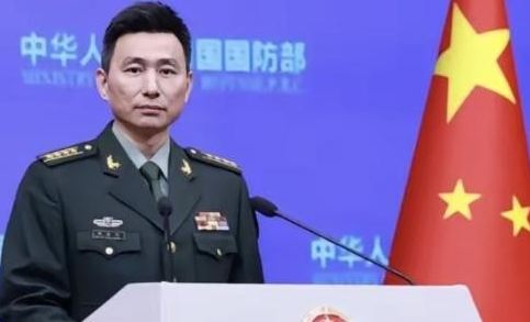 😊中国国防部已向全球发出重磅通知！8月27日下午国防部那场例行记者会，张晓刚大校那一番话，不是一句撑场面的硬话，而是把军费增长、实战演训、对台军售和国家统一大势，完完整整串成了一套逻辑，明明白白拍在了台海局势最敏感的那根神经上。

说白了，这场记者会相当于直接把台海当下所有矛盾摊开摆在全世界面前，对
