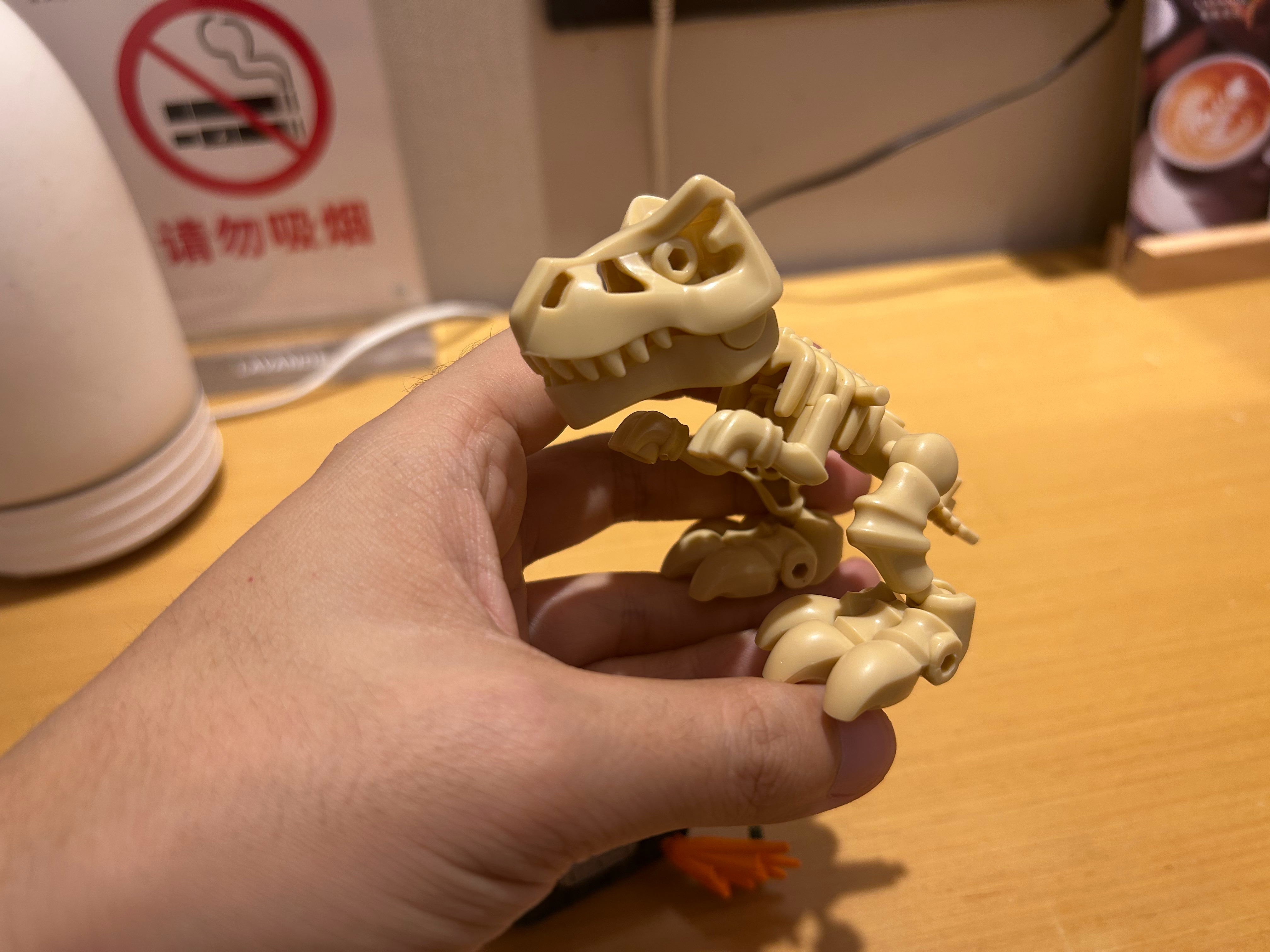 52toys  猛兽匣 原始咆哮
去年公布的一个新盲盒系列，主题是恐龙骨架x现代载具，三种分别是霸王龙坦克、沧龙无人机和猛犸摩托，初看之下莫名其妙的元素，实物却出乎意料的优秀。恐龙骨架和载具都是Q版的可爱风格，骨架造型生动，有一定的可动，可以和载具一起分解组合成匣子形态，也可以合体成机械兽， ​