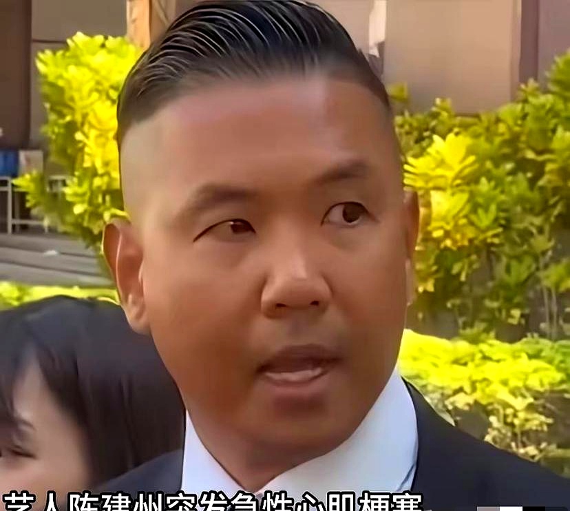 职业球员出身、天天泡在球场上的陈建州，身体底子比绝大多数人都硬，结果谁也没想到，心梗还是突然找上了门
 

很多人总觉得只要天天锻炼、一身腱子肉，心脏就进了保险箱。现实刚好相反，运动从来不是免死金牌，反倒最容易让人产生“我很健康”的致命错觉
 

平时跑得快、跳得高，有点胸闷乏力，全当成是练累了，硬