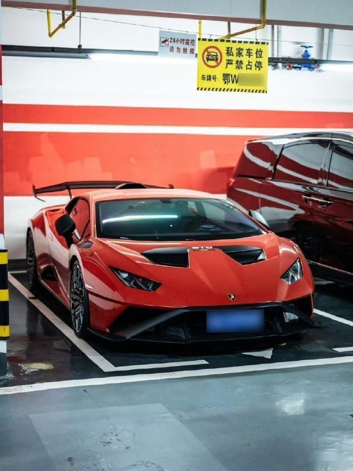 探索武汉街头的独特风景，白色Sto的独特魅力与spyder RS的优雅并存，458SP的复古风情同样引人注目。每一次随拍都是对这座城市独特韵味的浅尝。 ​​​