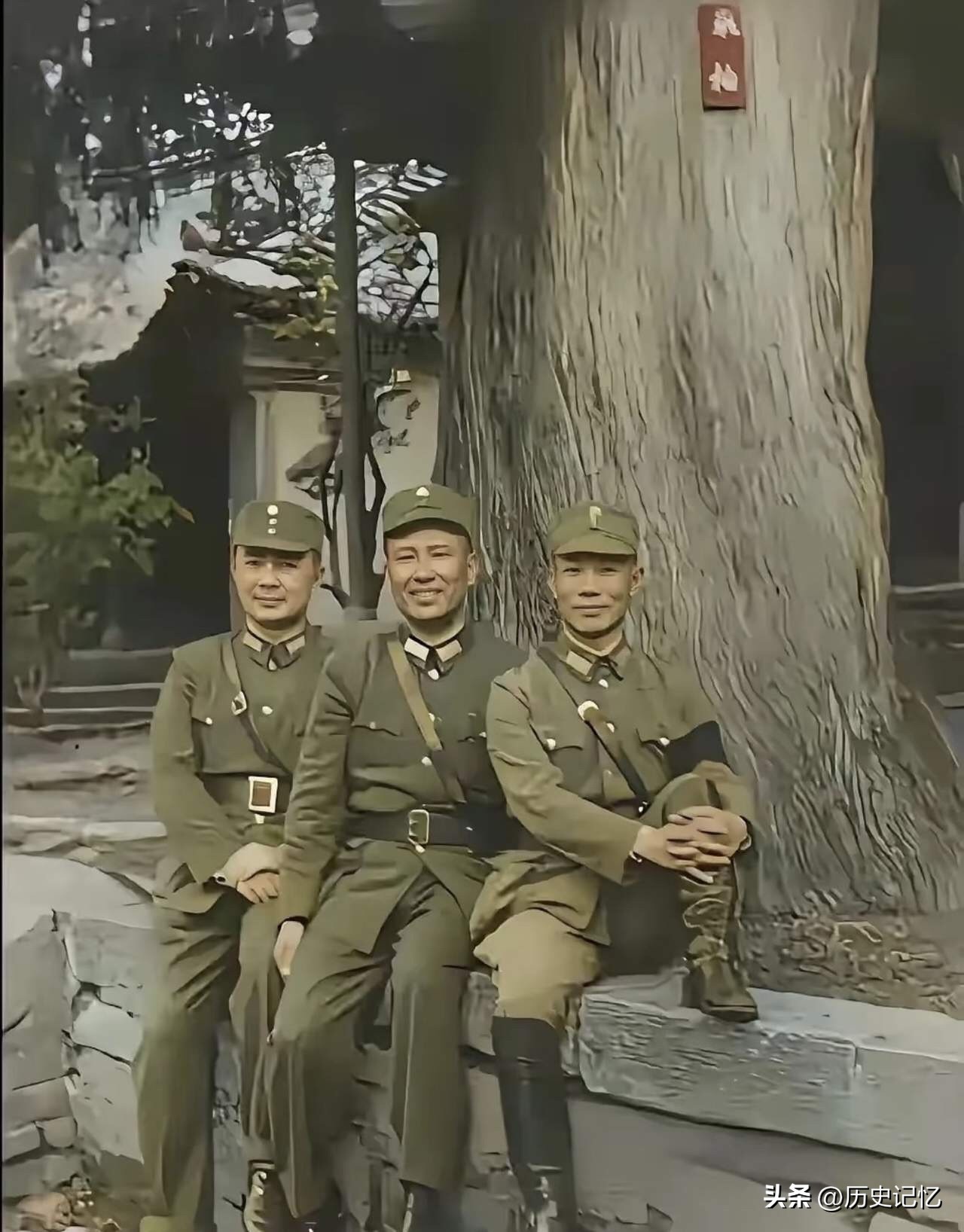1943年三位中国陆军上将在昆明黑龙潭的一次重要合影，陈诚：时任中国远征军司令长