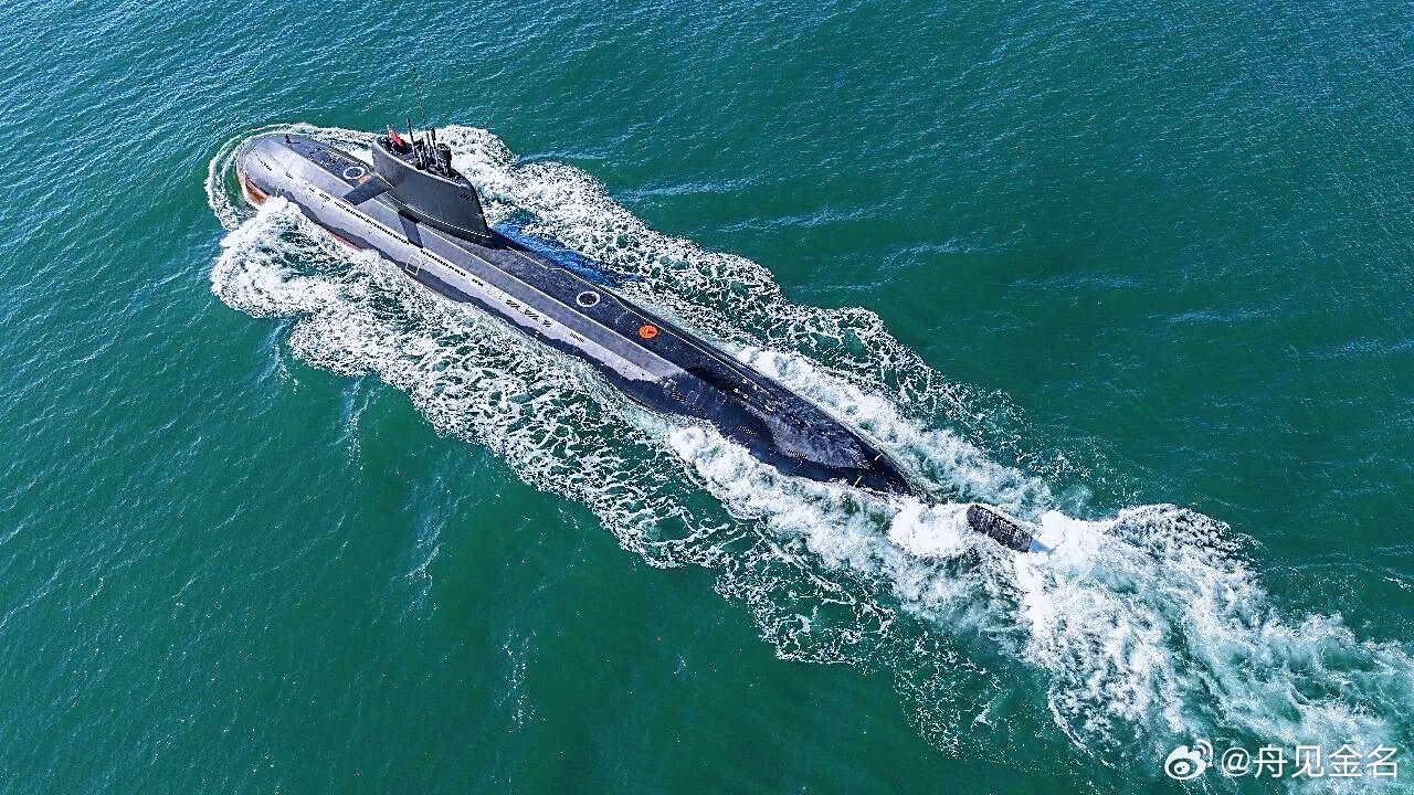 #中国海军奋进新时代[超话]# 深海利剑｜海军某潜艇支队039B黑鱼海上训练。（图源：中国军号）#中国海军# [威武] #为人民军队点赞# ​