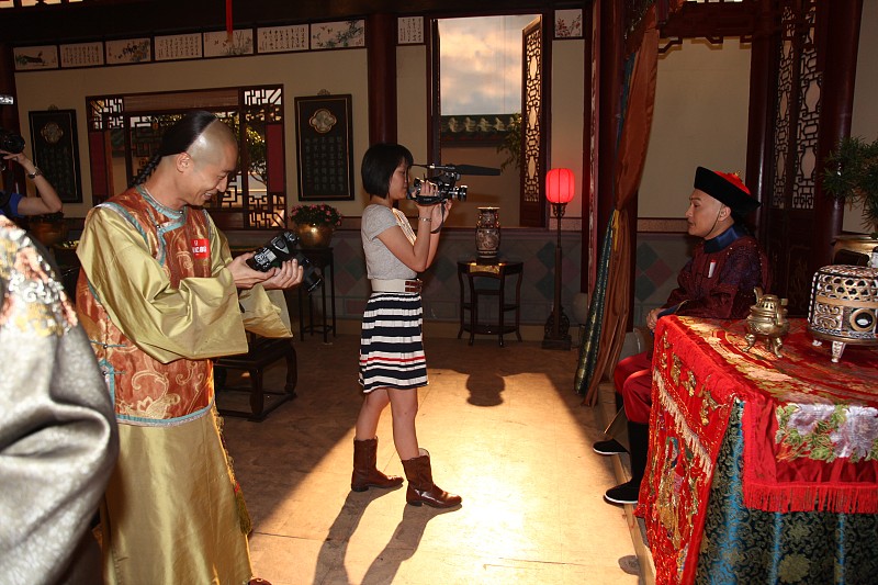 花218元就能在横店当短剧主角，请导演、摄像、化妆师围着你转，这届年轻人把“入戏”玩明白了！
最近想出门旅游的年轻人，清单上又多了一个打卡点：横店。以前横店可玩的已经够多了，当群演、追星、围观剧组、跟NPC互动赚“片酬”换礼物，但如今这些沉浸式体验已经满足不了这批“戏精”了，他们要亲自当主角。
从上