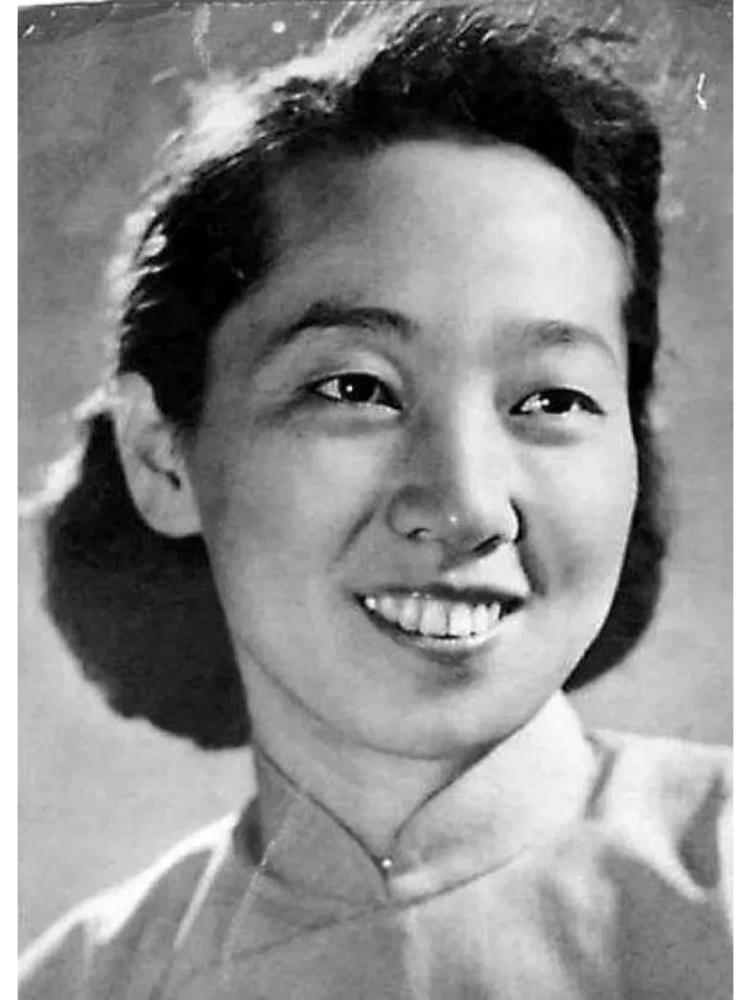 于蓝，原名于佩文，1921年生于辽宁岫岩。从小就过着颠沛流离的生活。