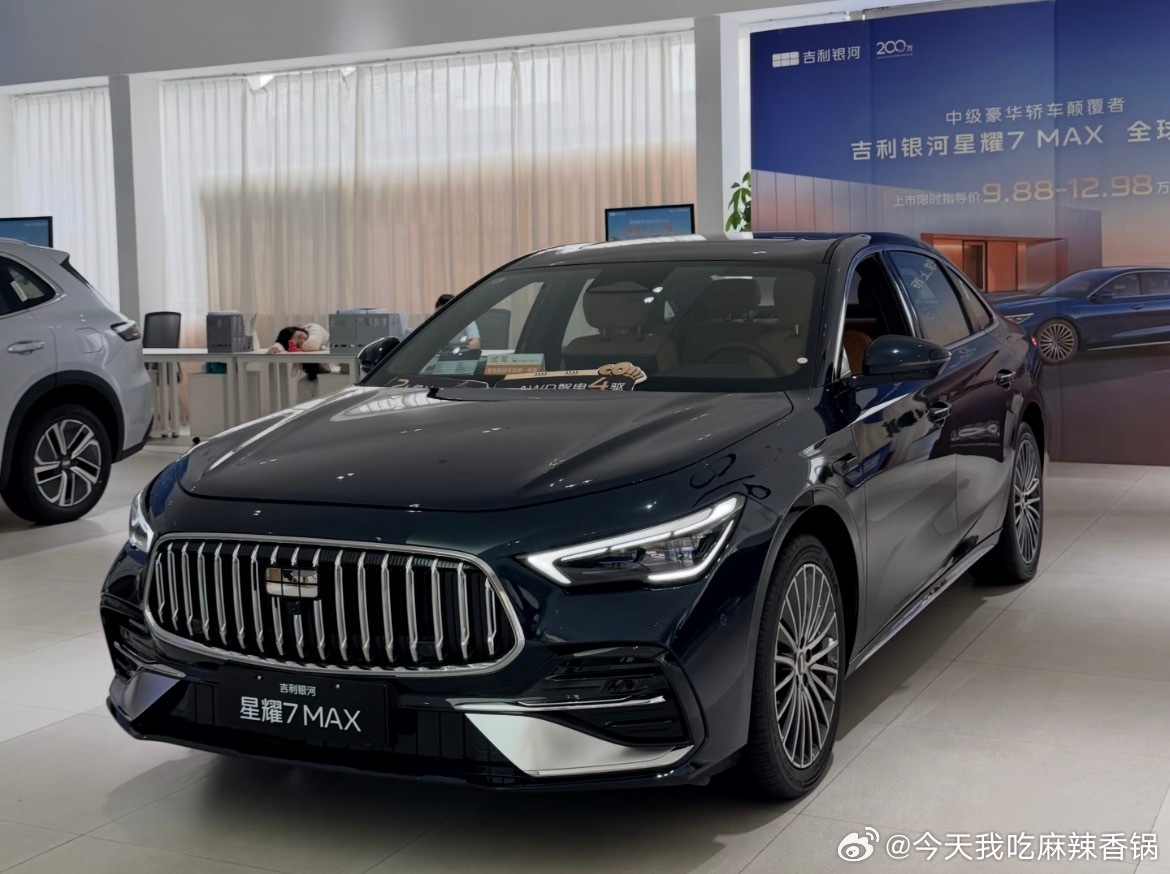 试驾完星耀7，聊聊真实感受
周末抽空去店里摸了一把银河星耀7MAX，实车看着比图片要大气。坐进车内第一感觉是空间够大，前后排坐成年人都不会顶腿，车内大部分能摸到的地方都是软包。试了下语言操控，喊一声就能控制空调音乐，挺灵敏的，16扬声器音响现场试听了下，效果过得去，日常用完全够。
 ​