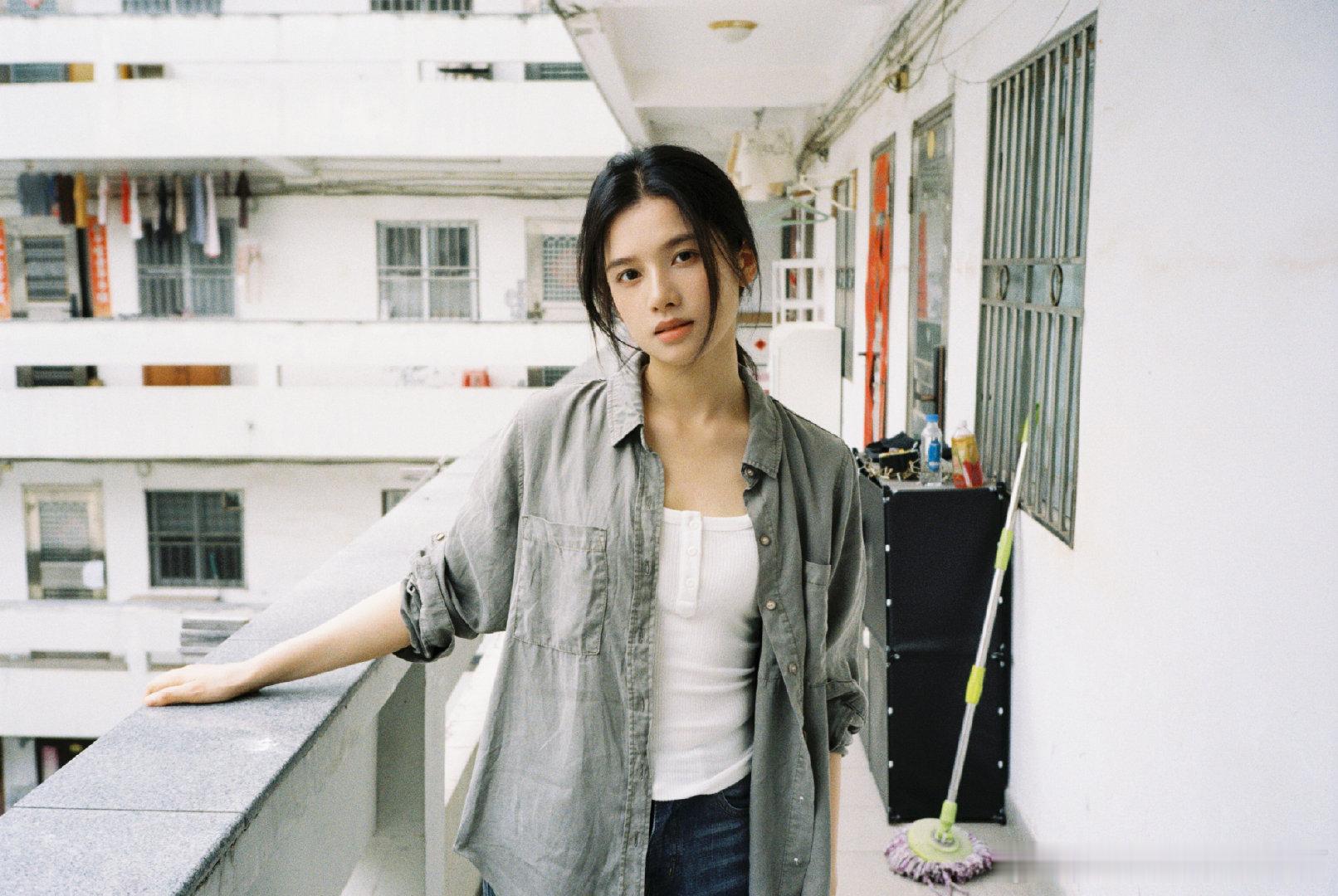 #张婧仪[超话]#  高铁窗外的风景往后退，我离那个在屏幕里看了无数次的你，越来越近#张婧仪苗靖##张婧仪野狗骨头##张婧仪代言比亚迪秦MAX# ​