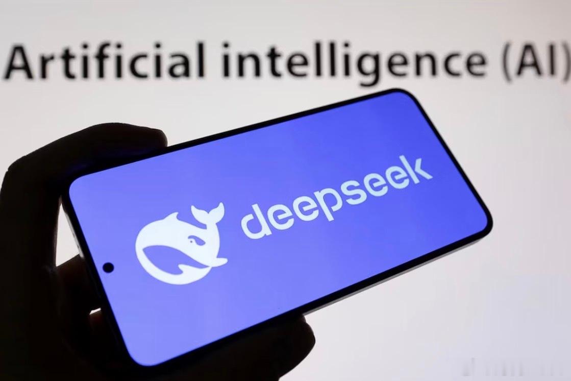 #DeepSeek融资进展##梁文锋称DeepSeek调价并未造成客户流失# 近日，据两名知情人士透露，DeepSeek当前年化营收运行率已达10亿美元，而数月前这一指标尚不足5亿美元。据悉，DeepSeek正推进第二轮融资，并筹备在上交所上市，这一营收表现有望提振投资者信心。

DeepSeek CEO梁文锋在近期投资者会议上披露 ​